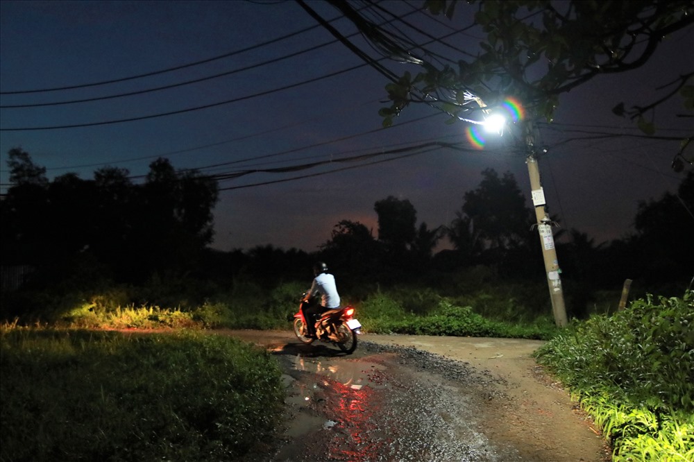 Điện đường không có, người dân phải quyên góp lắp bóng đèn chiếc sáng những con đường nhỏ hẹp. Ảnh: Trường Sơn