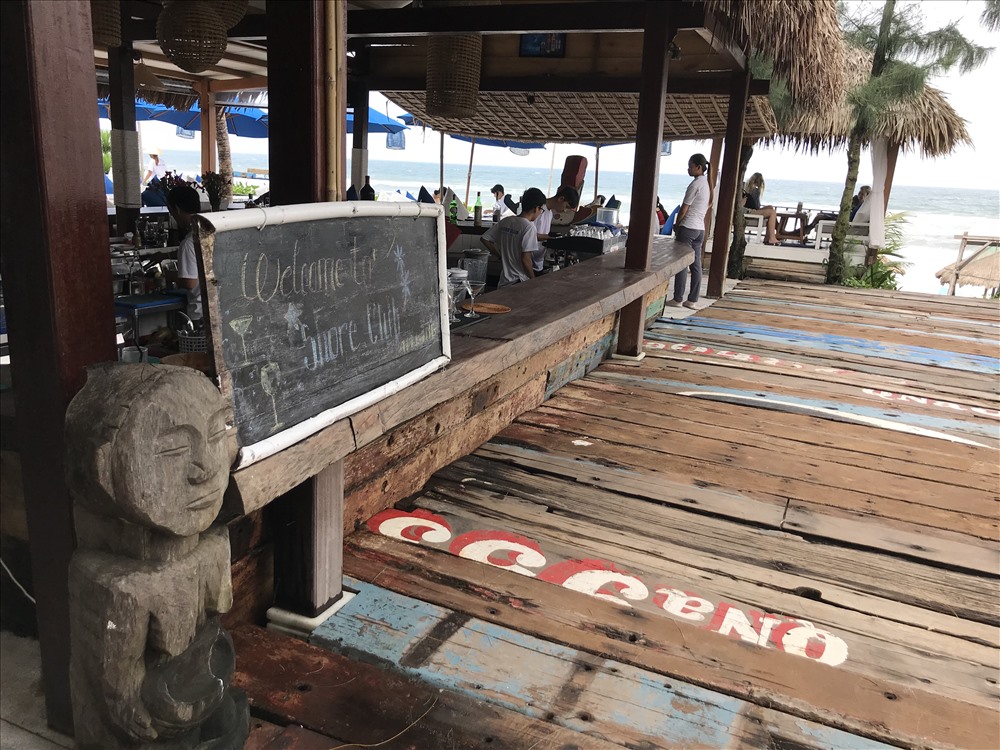Shore Club với hai màu xanh trắng chủ đạo nằm sát bờ biển với style chuẩn mực, nhìn chẳng khác gì ở Bali hay Phuket, những “thiên đường du lịch” của thế giới. Ảnh: H.V.M