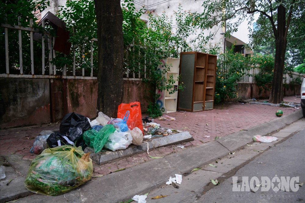 Xung quanh bệnh viện, nhiều người mang rác ra vứt hoặc vô tư phóng uế khiến mùi hôi khai bốc lên nồng nặc.