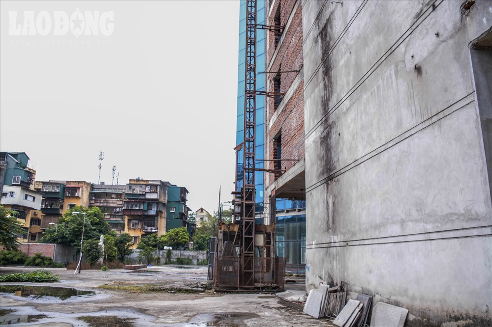 Mặt sau tòa nhà giáp với các khu dân cư D3, D2, D6 Nghĩa Tân (Cầu Giấy) hiện vẫn đang xây dựng dang dở.