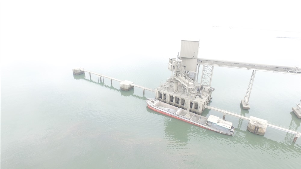 Cảng rót xi măng, clinker của một nhà máy xi măng ở giữ vịnh Cửa Lục, cách vịnh Hạ Long không xa. Ảnh: Nguyễn Hùng
