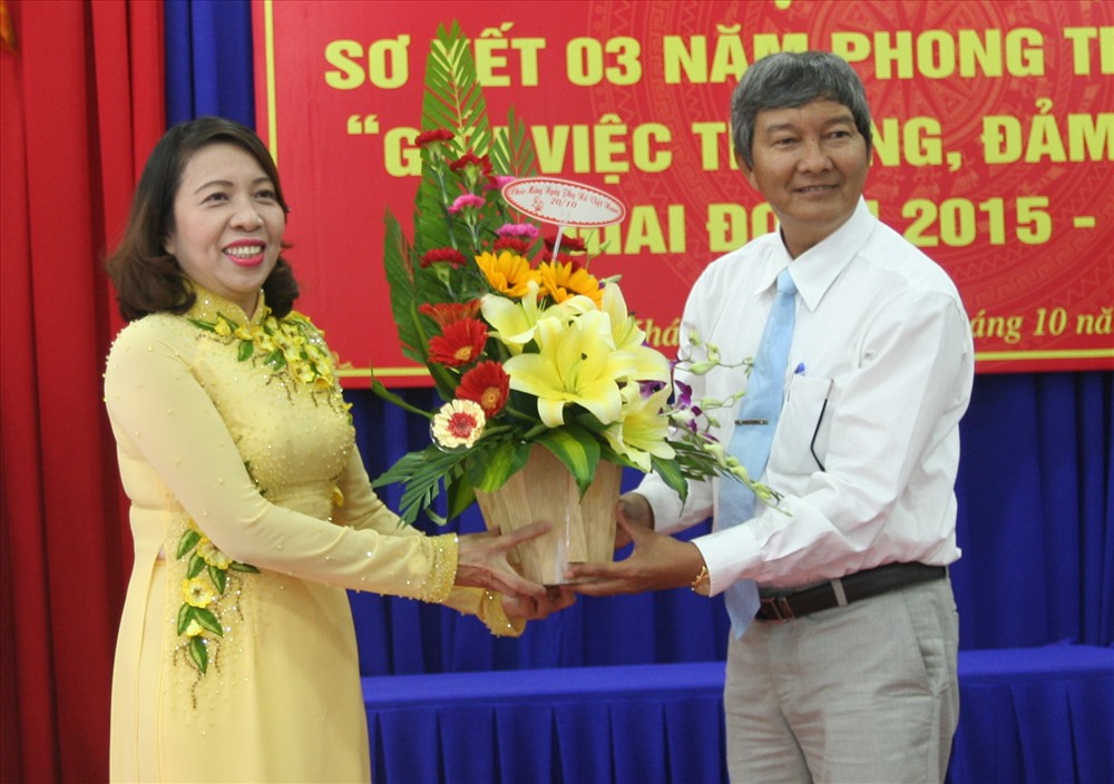 Lãnh đạo Sở GD&ĐT Khánh Hòa tặng hoa chúc mừng các nữ CBNGNLĐ toàn ngành nhân kỉ niệm ngày phụ nữ Việt Nam. Ảnh: P.L