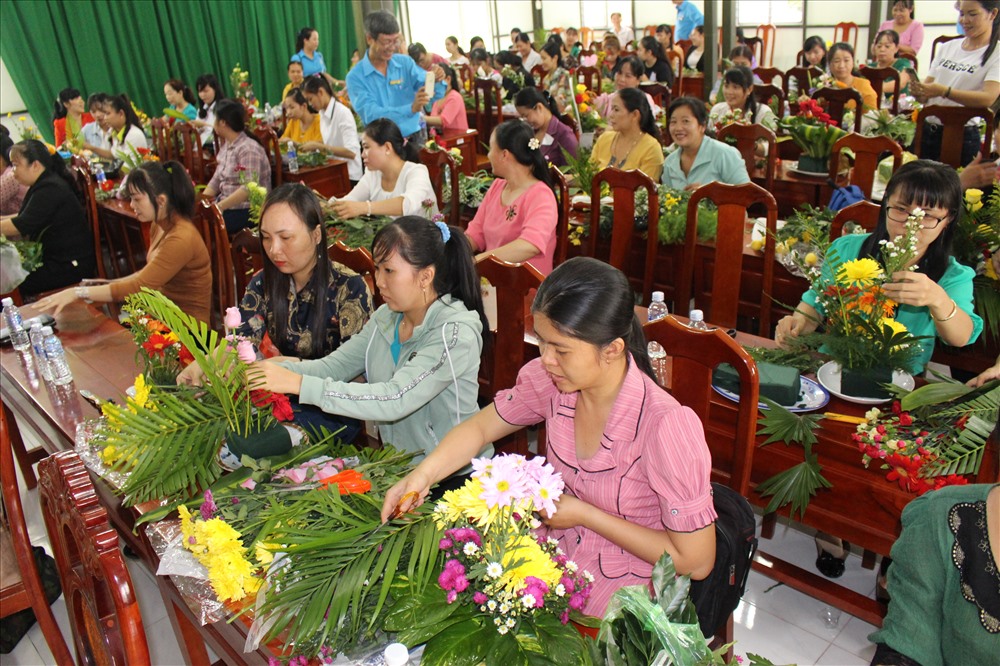 Hơn 100 nữ cán bộ công đoàn, công đoàn viên học nghệ thuật cắm hoa nhân ngày 20.10.