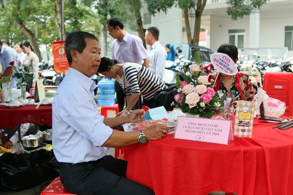 Không chỉ có phái nữ, cánh mày râu cũng chung tay giúp đỡ các các chị em trong việc trình bày và hoàn thiện món ăn. Ảnh: BT