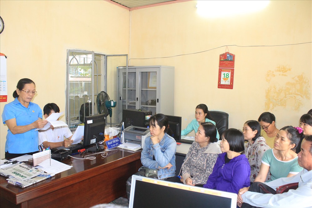 Người lao động tìm đến Trung tâm tư vấn pháp luật để được hỗ trợ sau khi bị điều chuyển đi làm ở Gia Lai, Tây Ninh