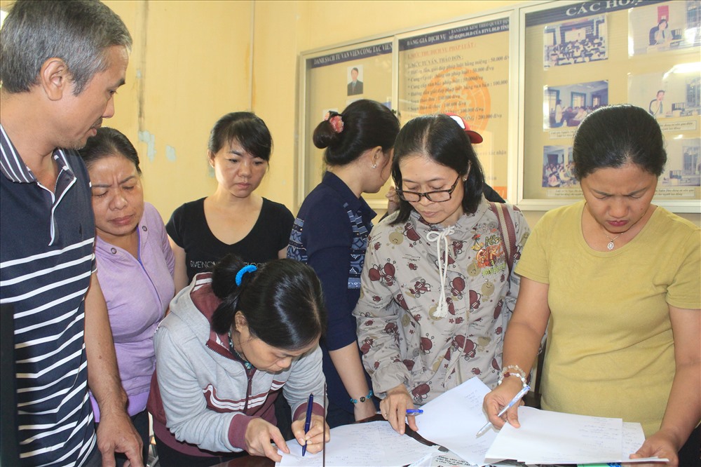 Công nhân ký tên vào đơn trình bày gửi các cơ quan tại tỉnh Đồng Nai như: Tỉnh ủy, UBND, Ban Nội Chính...