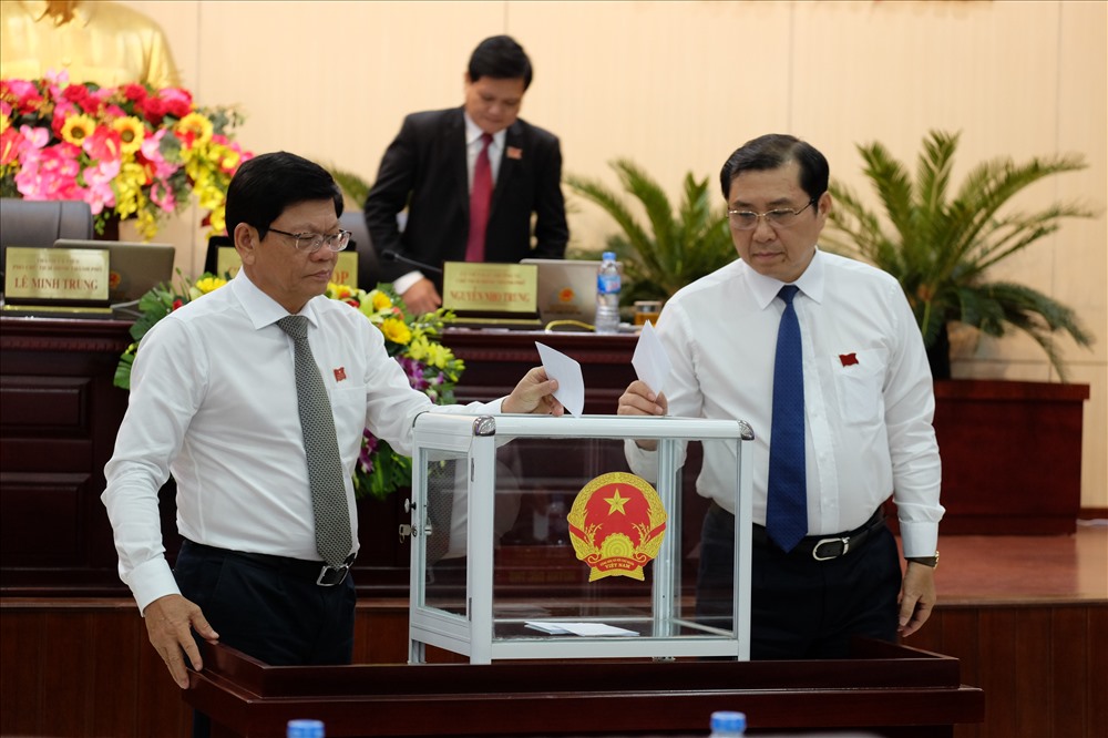 Các đại biểu HĐND TP Đà Nẵng bỏ phiếu tại kỳ họp thứ 8 (bất thường) vào chiều 19.10. (ảnh: Hoàng Vinh) 