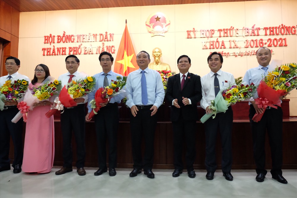 Lãnh đạo Thành ủy Đà Nẵng và HĐND TP tặng hoa chúc mừng các đại biểu được bầu Ủy viên UBND TP Đà Nẵng. 