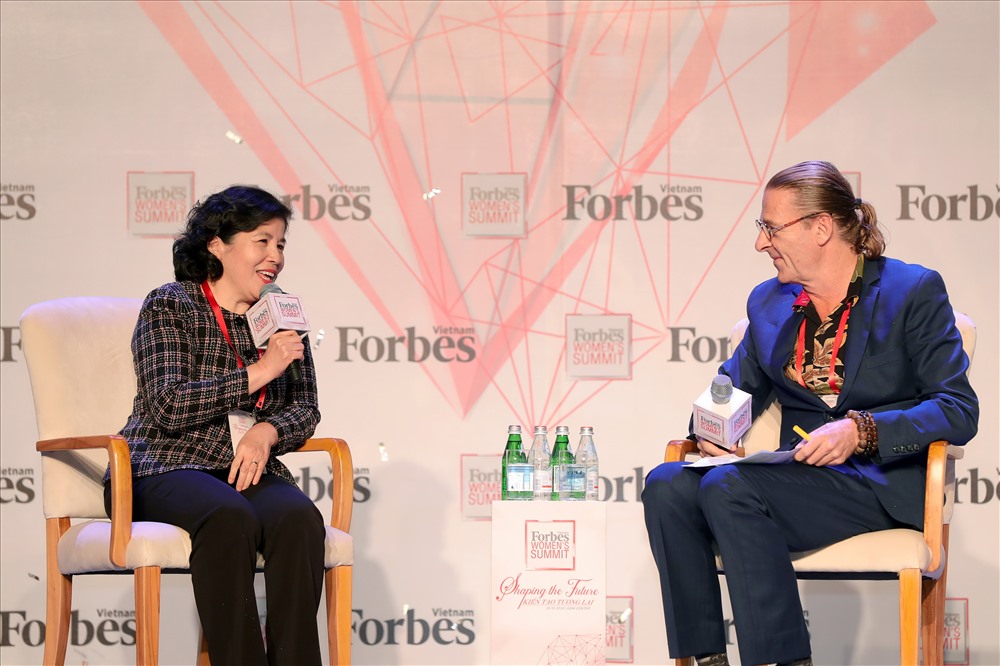 Bà Mai Kiều Liên trò chuyện cùng ông Dominic Scriven, Chủ tịch quỹ đầu tư Dragon Capital trên sân khấu Women Summit 2018 do Forbes Việt Nam tổ chức (Ảnh: Lý Võ Phú Hưng)
