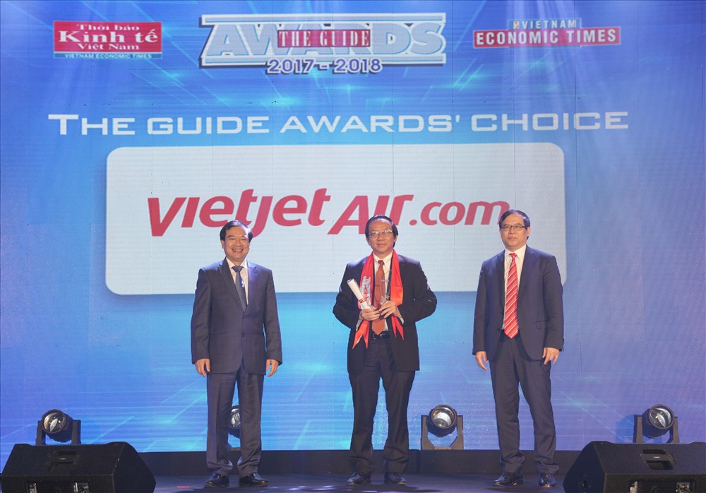 Phó Tổng Giám đốc Vietjet Đỗ Xuân Quang nhận giải thưởng.