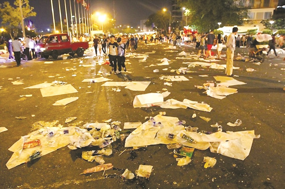 Hình ảnh đám đông xả rác nơi công cộng sau một đêm lễ hội ở TPHCM. Ảnh: S.H