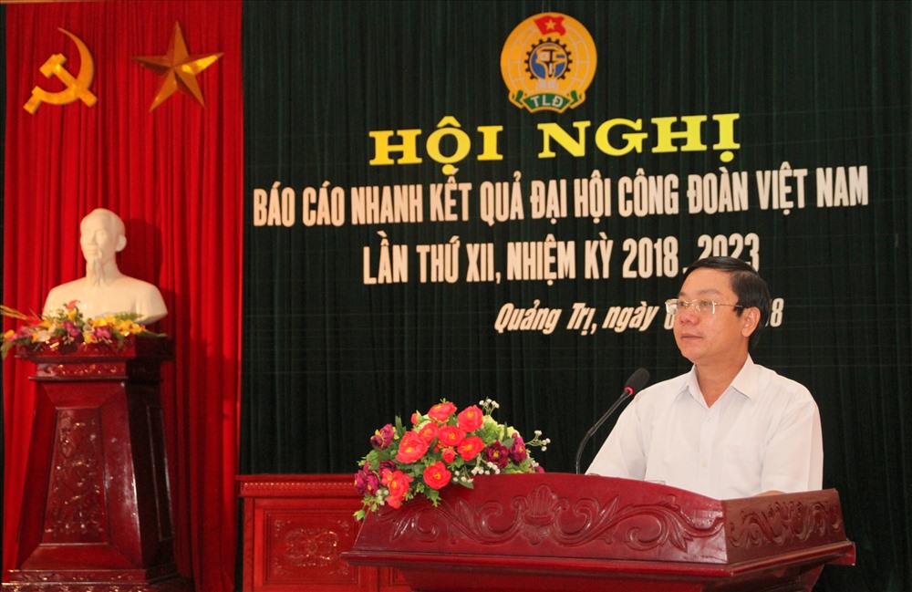Ông Nguyễn Thế Lập- Chủ tịch LĐLĐ tỉnh Quảng Trị báo cáo tại hội nghị. Ảnh: Hưng Thơ.