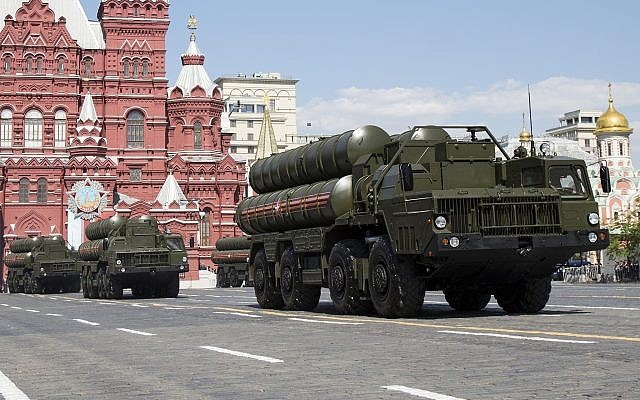Hệ thống tên lửa phòng không S-300 của Nga. Ảnh: AP