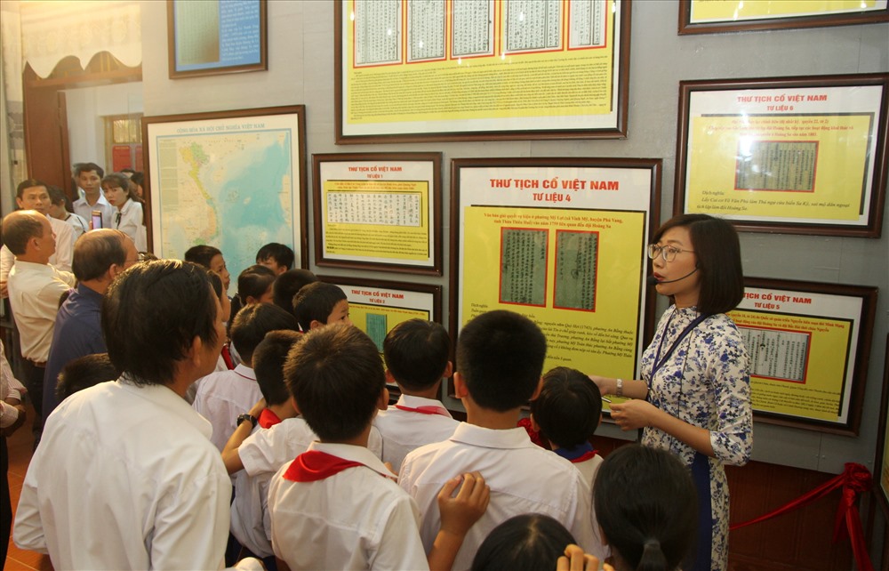 Các thư tịch cổ Việt Nam đề cập đến Hoàng Sa, Trường Sa là của Việt Nam được trưng bày tại triển lãm. Ảnh: Hưng Thơ.
