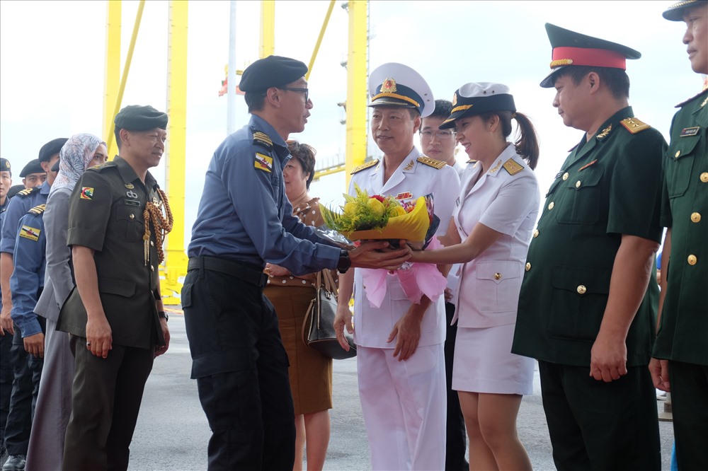 Đại diện Bộ Tư lệnh vùng 3 hải quân tặng hoa cho các sĩ quan hải quân Brunei. Ảnh: Hoàng Vinh 