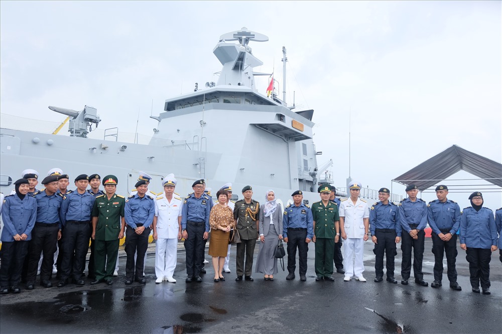 Các sĩ quan và thủy thủ tàu chụp ảnh lưu niệm cùng các sĩ quan Việt  Nam. ảnh: Hoàng Vinh 