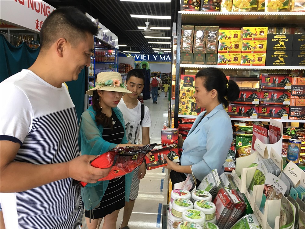 Khu thương mại nằm trong khu vực Mường Thanh, thuận tiện cho các gia đình mua sắm (Ảnh: Công Tâm)