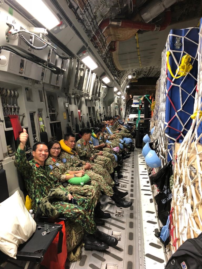 Các quân nhân gìn giữ hoà bình Việt Nam trên máy bay C-17 trước giờ cất cánh. Ảnh: ĐSQ Australia