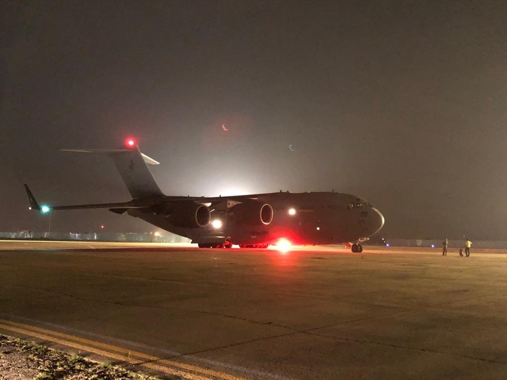 Máy bay C-17 cất cánh sáng 2.10 từ sân bay Tân Sơn Nhất. Ảnh: ĐSQ Australia
