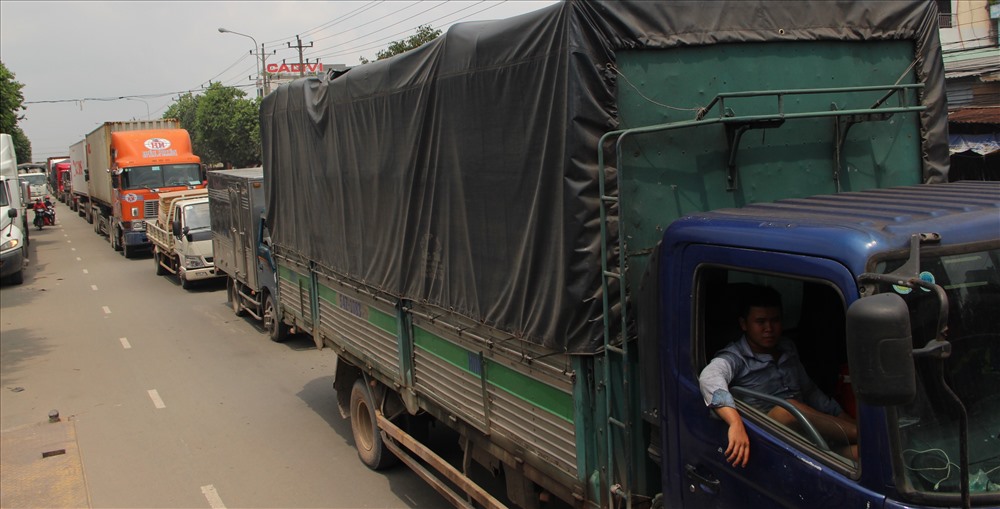 Kẹt xe kéo dài 4 km từ ngã tư miếu ông Cù đến ngã sáu An Phú, thị xã Thuận An, Bình Dương.