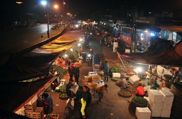 Chợ Long Biên: Được xem là chợ nông sản lớn nhất Hà Nội.