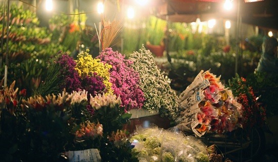 Chợ hoa Quảng Bá: Từ cái tên đã cho biết đây là chợ đầu mối hoa tươi lớn nhất Hà Nội với đủ loại hoa với nhiều màu sắc khác nhau.