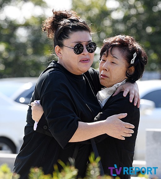 Nữ diễn viên hài Lee Yeong Ja đến dự, ôm chầm lấy mẹ của Choi Jin Sil để an ủi bà.