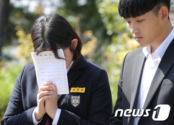 Con gái Choi Jin Sil nghẹn ngào trong tang lễ.
