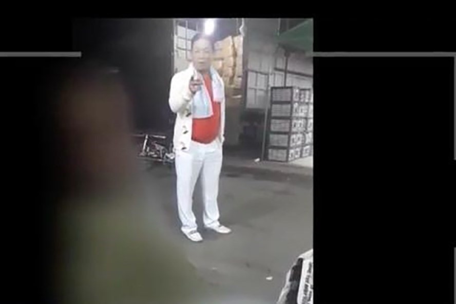 Hưng “kính“, người bị phản ánh là đứng đầu đội ngũ bảo kê ở chợ Long Biên. Ảnh: Cắt từ clip VTV