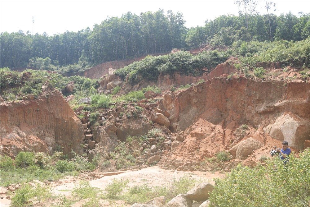 Mỏ đất tại khu vực Núi Chùa. Ảnh: Đ.V