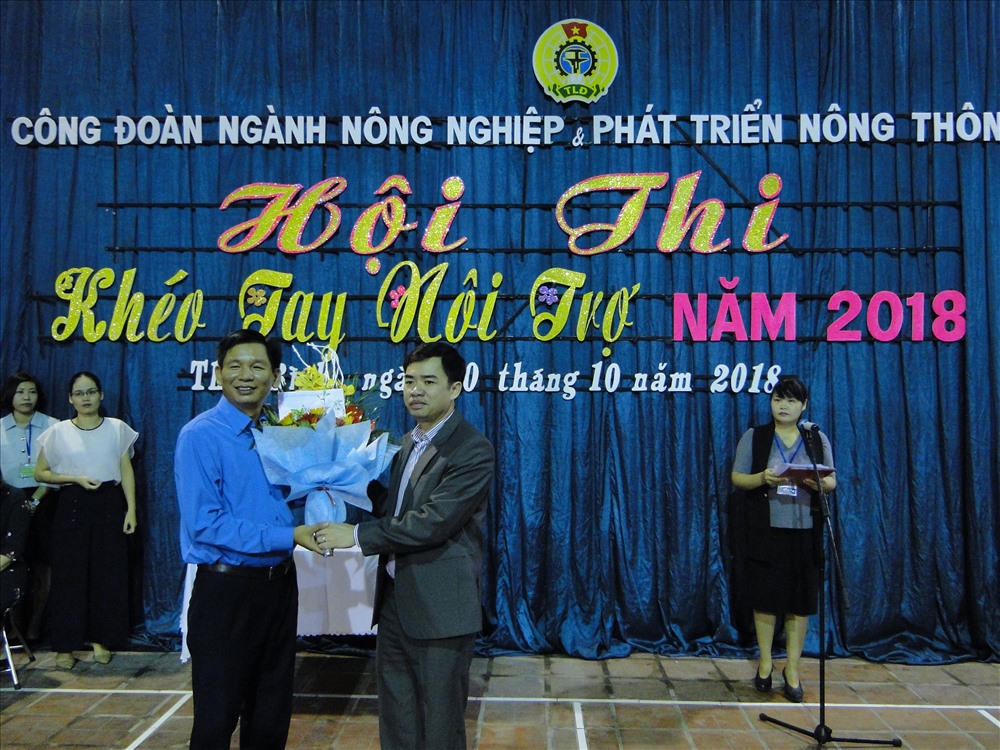 Chủ tịch LĐLĐ tỉnh Thái Bình Bùi Xuân Vinh tặng hoa chúc mừng hội thi.