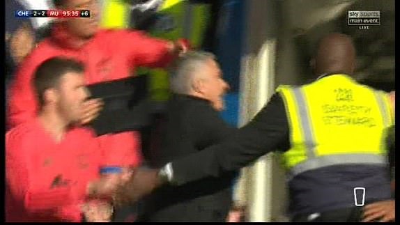 Tình huống trợ lý của Chelsea trêu tức Mourinho. Ảnh: BT Sport.