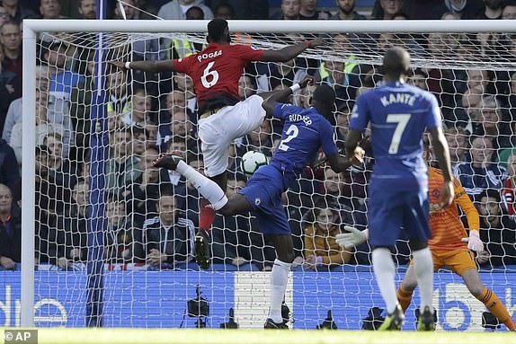 Bàn mở tỉ số của Chelsea sau sai lầm của Pogba. Ảnh: Reuters & AP.