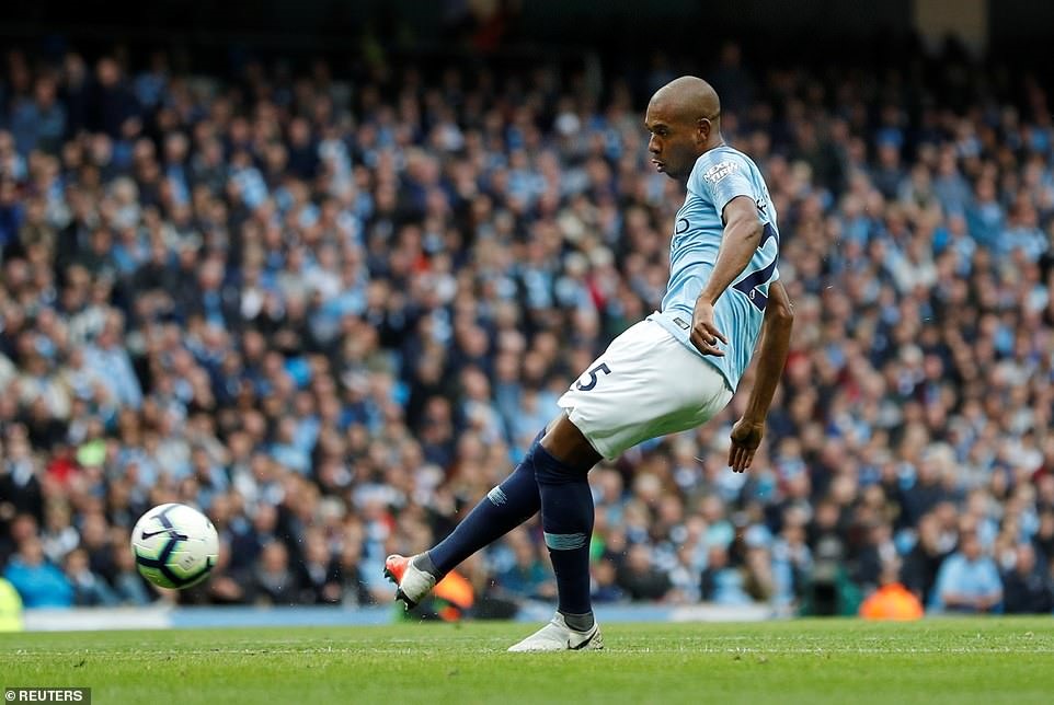 Fernandinho ghi dấu ấn với cú sút xa thành bàn. Ảnh: Reuters.