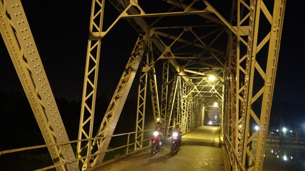 Cây cầu về sắt Phú Long về đêm.