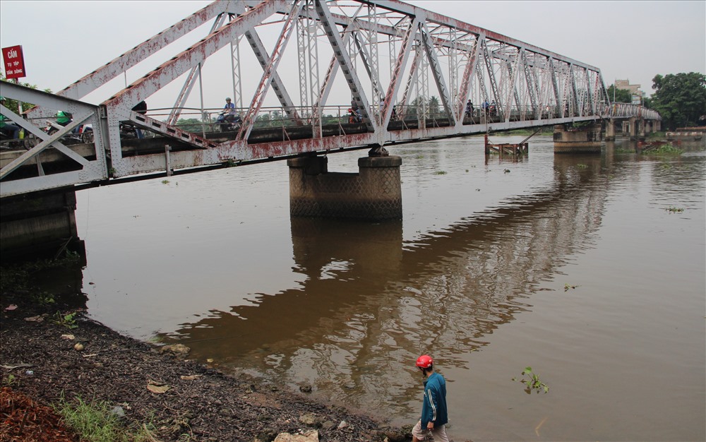 Cầu Phú Long cũ – cây cầu bắc qua sông Sài Gòn kết nối thị xã Thuận An của Bình Dương và Quận 112 của TP.HCM.