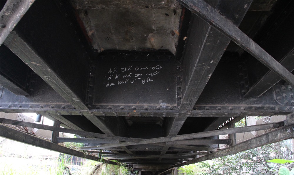 Những kết cấu dưới gầm cây cầu sắt trăm tuổi. 