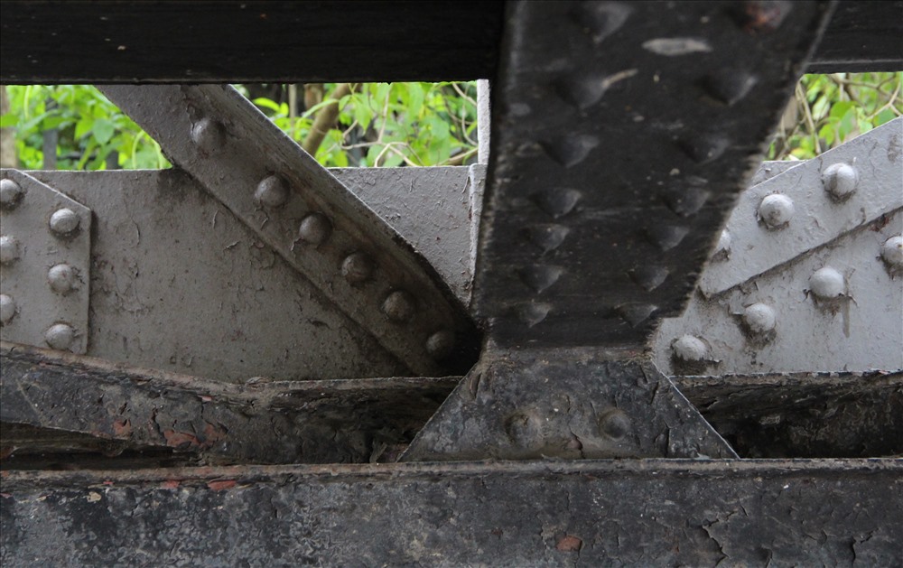 Những kết cấu dưới gầm cây cầu sắt trăm tuổi. 