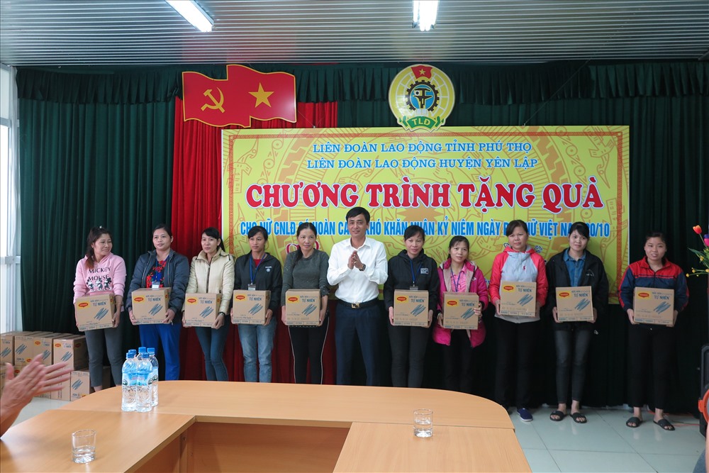 Đồng chí Phùng Quang Vinh – Phó Chủ tịch LĐLĐ tỉnh trao quà cho nữ CNLĐ. 