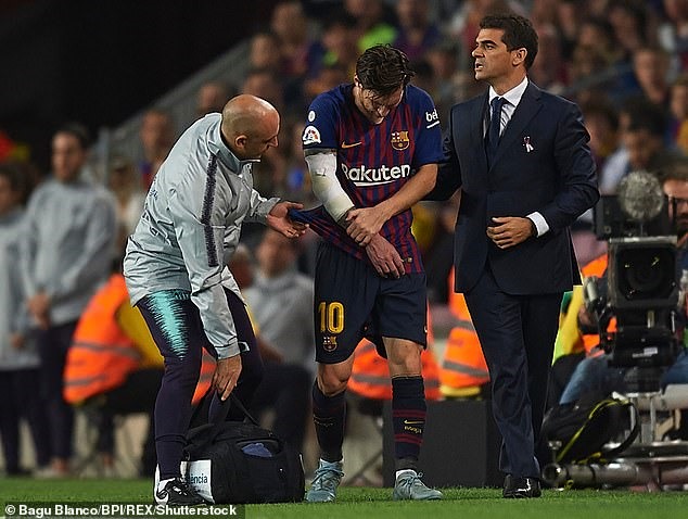 Messi rời sân với vẻ mặt đau đớn. Ảnh: REX.