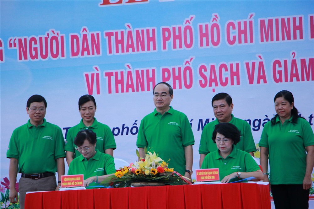 Lãnh đạo TPHCM ký kết văn bản ghi nhớ trong chương trình phối hợp giữa Thường trực HĐND với Ban thường trực Uỷ ban MTTQ Việt Nam TPHCM.