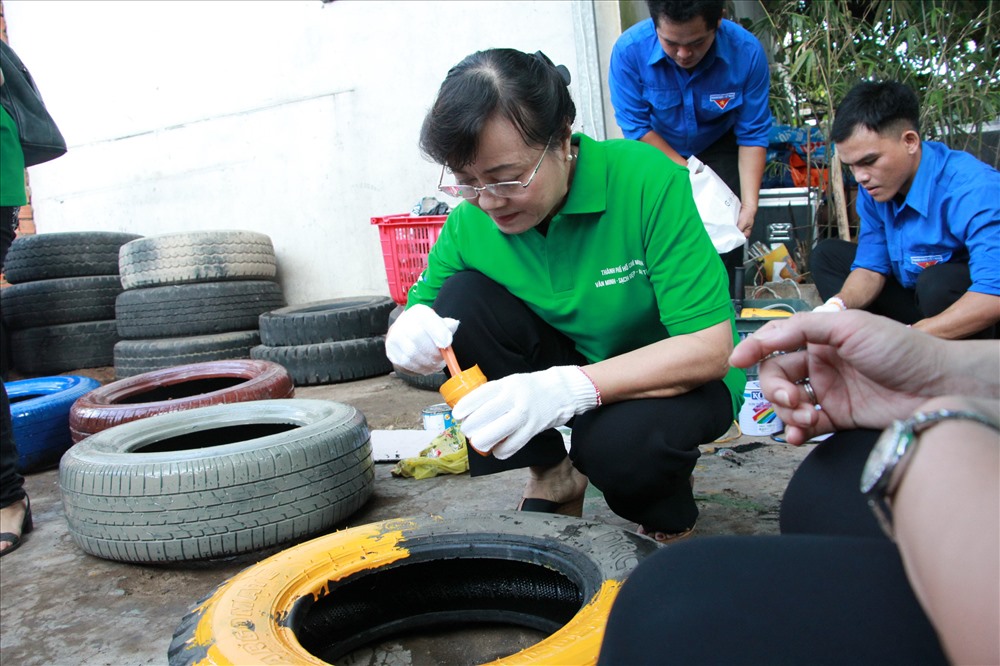 Chủ tịch HĐND TPHCM Nguyễn Thị Quyết Tâm trang trí lại những vật dụng như vỏ xe cũ để làm khu vui chơi cho trẻ em