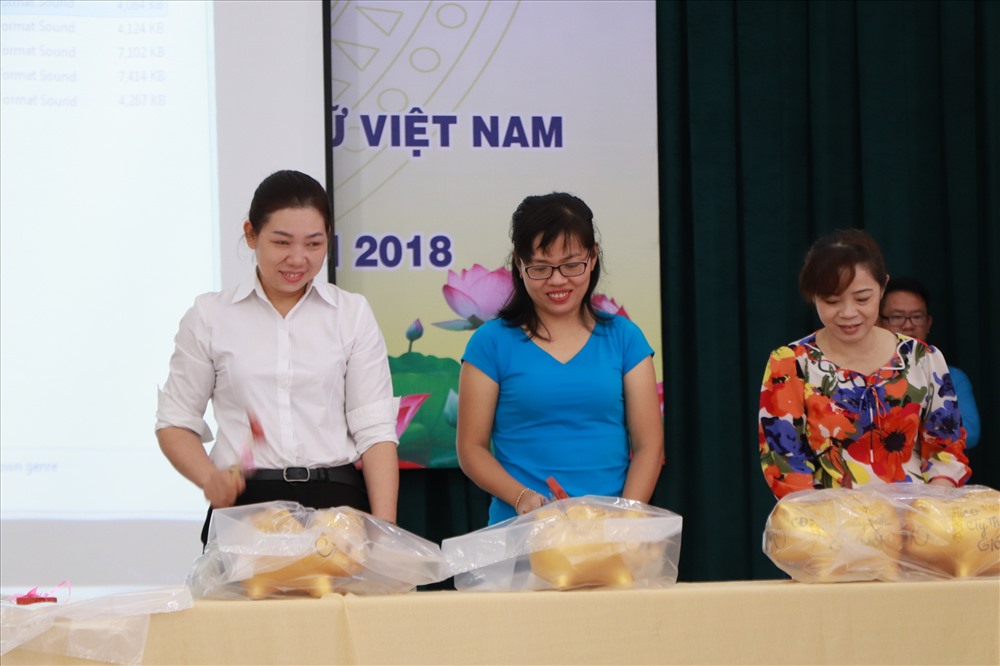 Buổi họp mặt cũng là dịp để các CĐCS khui heo sơ kết cuộc thi “Heo béo - Heo khỏe” dành cho học bổng Nguyễn Đức Cảnh. Ảnh: MP