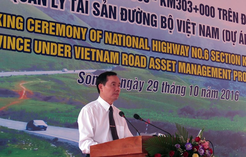 Ông Nguyễn Văn Huyện phát biểu tại Lễ thông xe thông xe 110 km QL6 thuộc dự án VRAMP hồi tháng 8.2017.