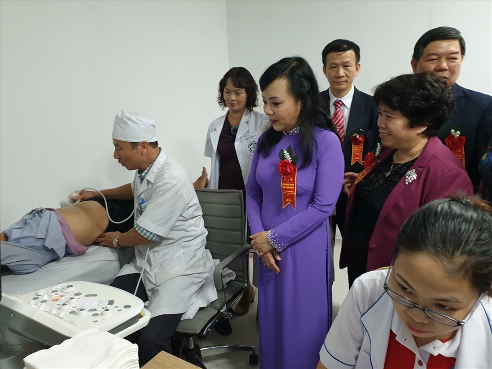 Bộ trưởng Bộ Y tế thăm những người bệnh đầu tiên đến khám tại cơ sở 2 của BV Bạch Mai. Ảnh: T.D
