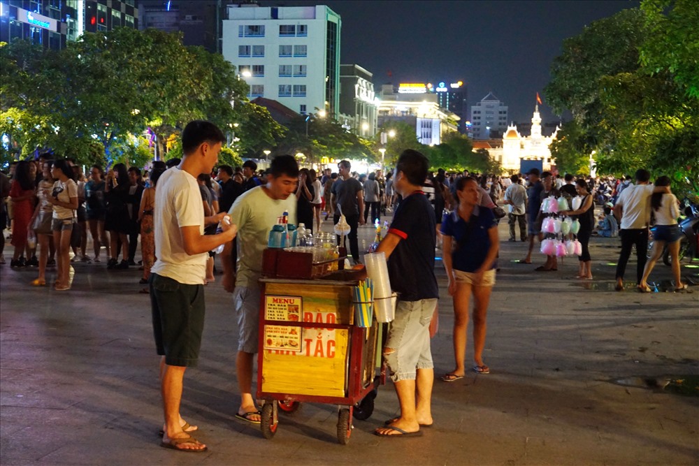 Theo ghi nhận, đôi khi những người bán hàng rong mâu thuẫn, gây gỗ lớn tiếng vì tranh chỗ bán làm ảnh hưởng đến người khác, làm xấu đi hình ảnh Việt Nam thân thiện trong lòng du khách nước ngoài.