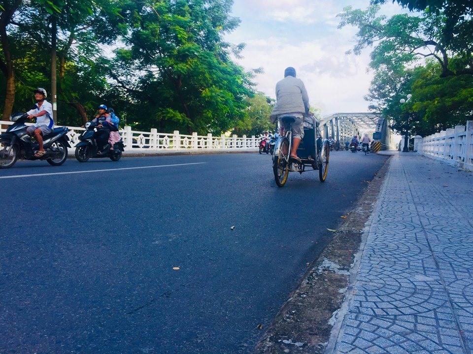 Ngồi trên xích lô, từ từ dạo qua cầu chắc chắn sẽ đem lại cho du khách những trải nghiệm khó quên. Ảnh: PĐ.