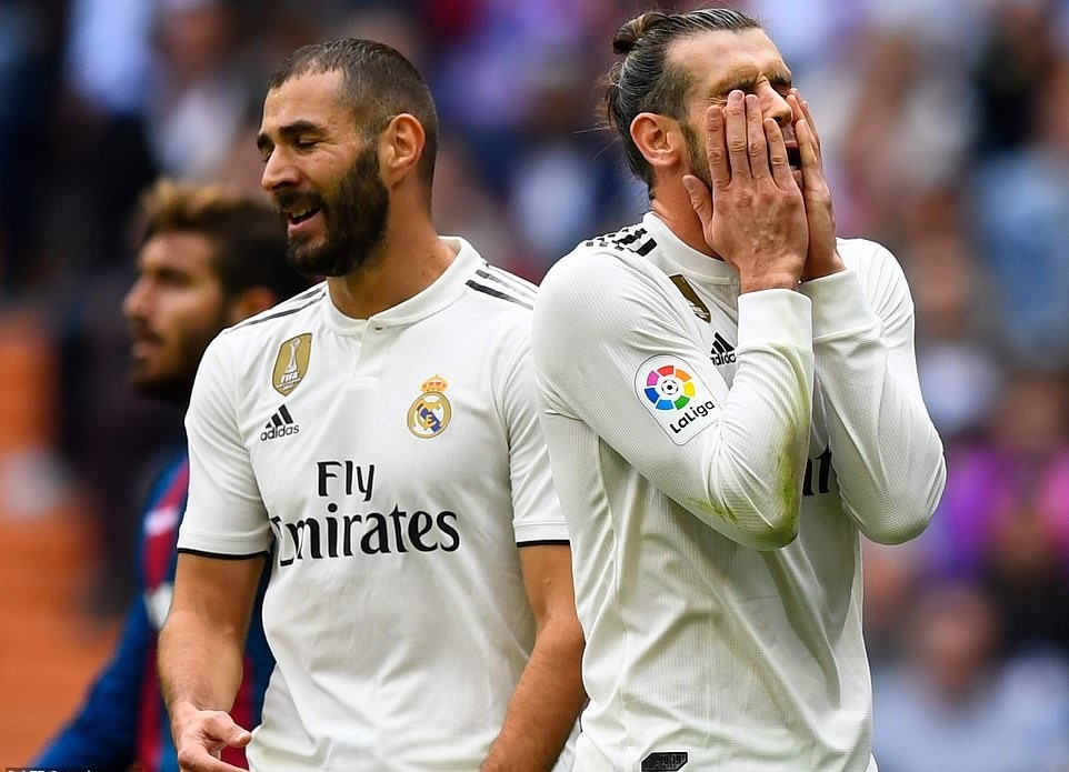 Benzema (trái) và Gareth Bale không giấu được sự thất vọng sau trận thua Levante mới đây. Ảnh: Getty Images.