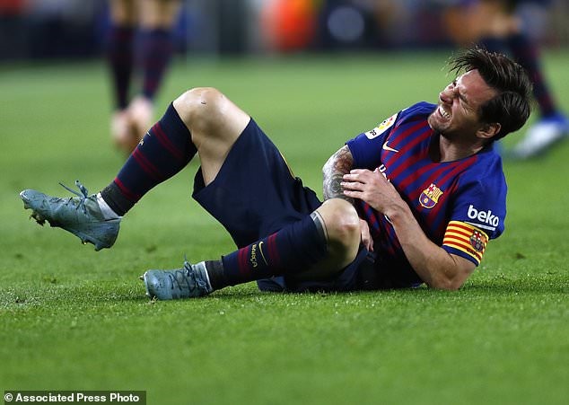 Messi gặp phải chấn thương tay trong trận gặp Sevilla mới đây. Ảnh: Associated Press Photo