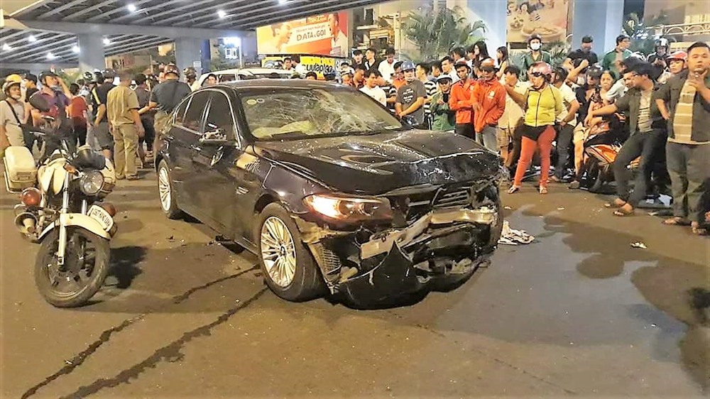 Chiếc BMW nát đầu sau hki tông hàng loạt xe máy, ô tô tại ngã tư Hàng Xanh đêm qua. 
